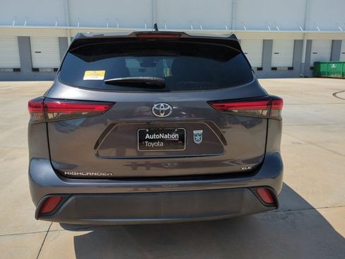 Used 2023 Toyota Highlander XLE FWD image 6