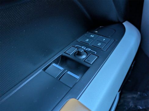 Used 2024 Land Rover Defender 90 X-Dynamic SE image 26