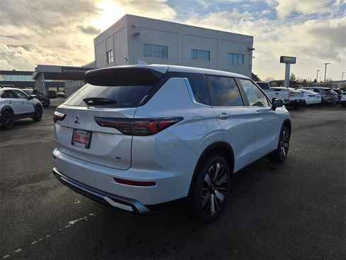 New 2025 Mitsubishi Outlander SE image 3