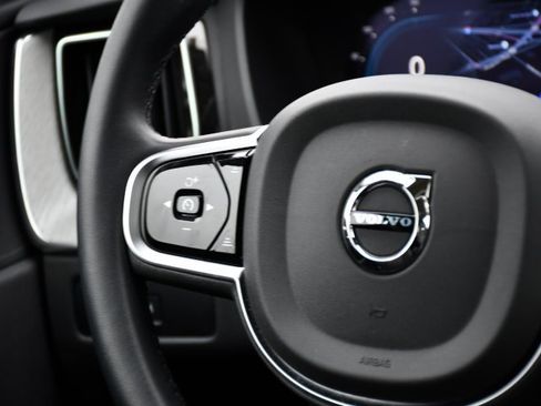 Used 2025 Volvo XC60 B5 Plus image 21