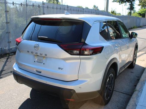 Used 2024 Nissan Rogue SV FWD image 5