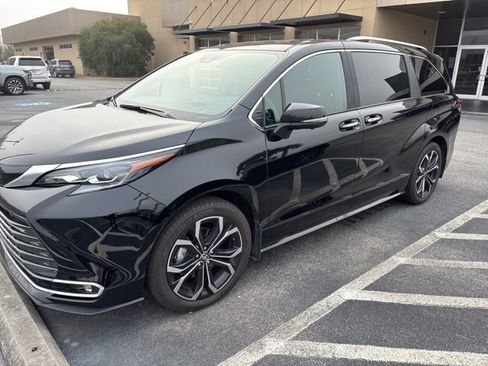 Used 2025 Toyota Sienna Platinum image 2