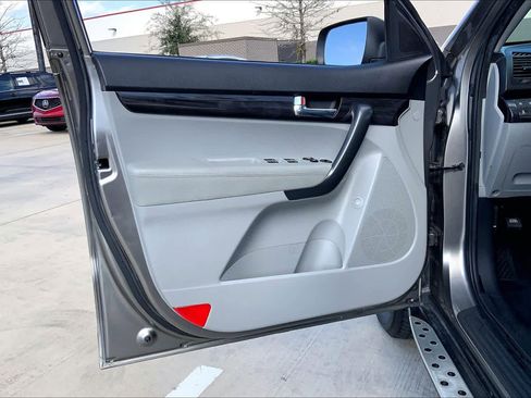 Used 2011 Kia Sorento LX image 21