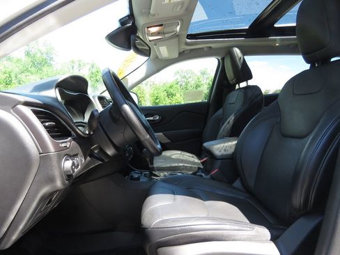 Used 2021 Jeep Cherokee Limited AWD/4WD image 10