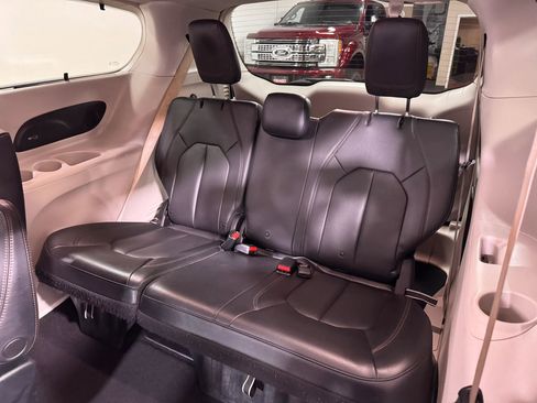 Used 2017 Chrysler Pacifica Touring-L Plus image 16