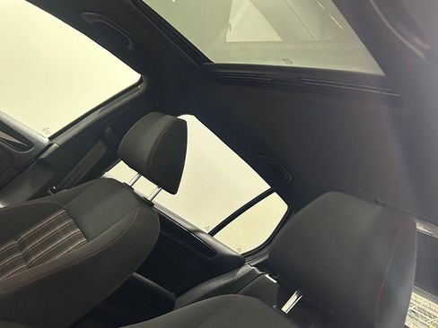 Used 2012 Volkswagen Golf 4-Door image 16