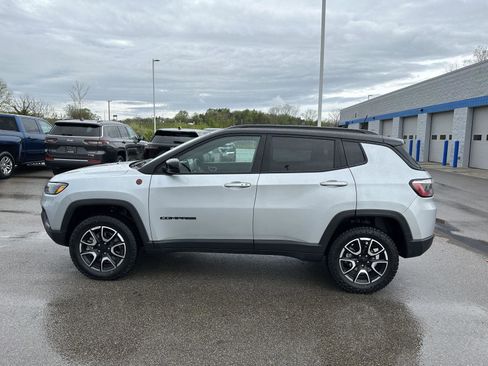 Used 2024 Jeep Compass Trailhawk AWD/4WD image 2