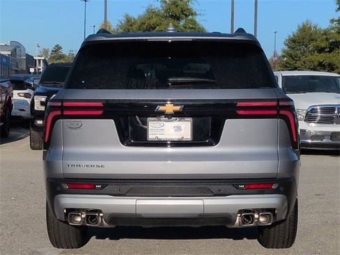 Used 2025 Chevrolet Traverse LT image 5