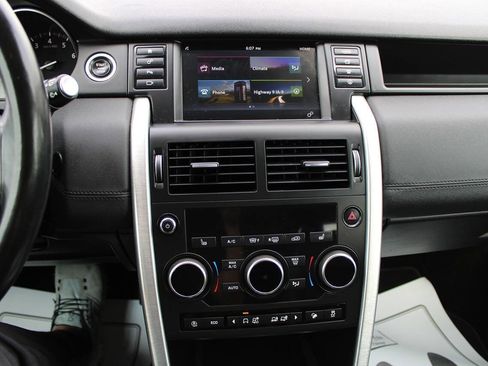 Used 2018 Land Rover Discovery Sport SE image 18