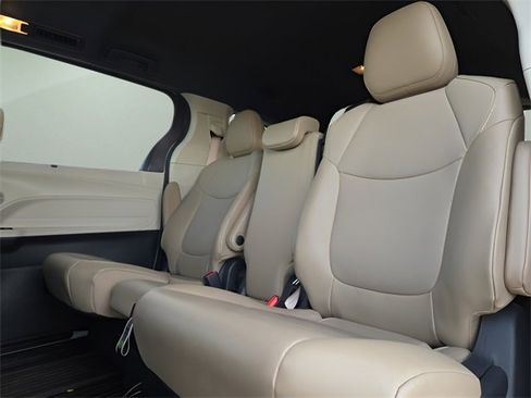 Used 2022 Toyota Sienna XLE image 13