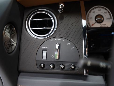 Used 2018 Rolls-Royce Wraith RWD image 18