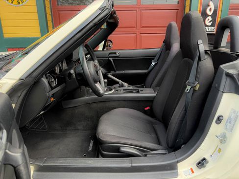 Used 2008 MAZDA MX-5 Miata Touring RWD image 24