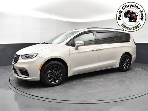 Used 2021 Chrysler Pacifica Touring-L w/ Premium & Safety Sphere Group image 3
