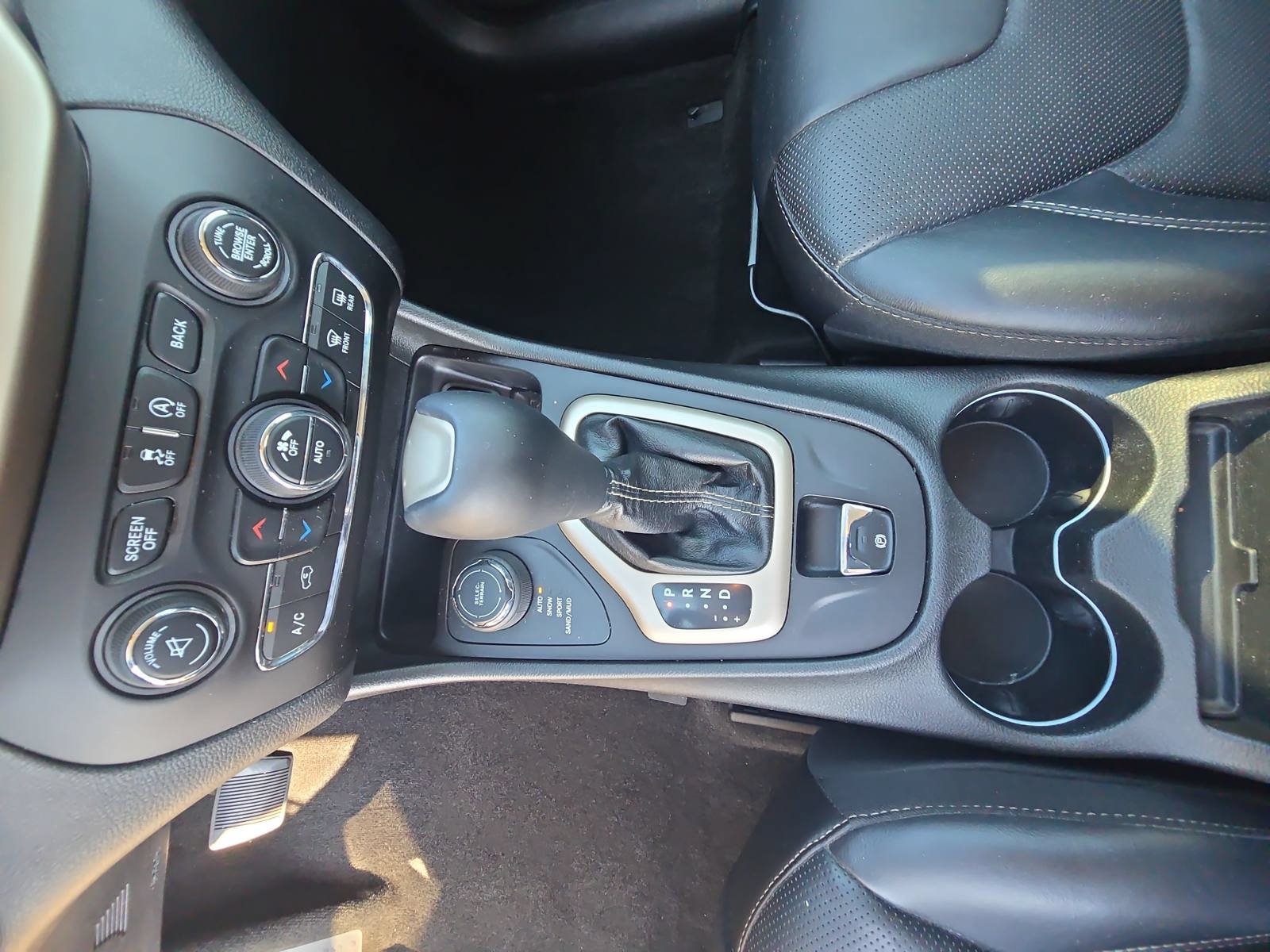 Used 2016 Jeep Cherokee Limited w/ Luxury Group AWD/4WD image 24