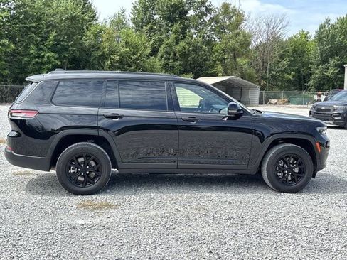 Used 2025 Jeep Grand Cherokee L Laredo RWD image 2