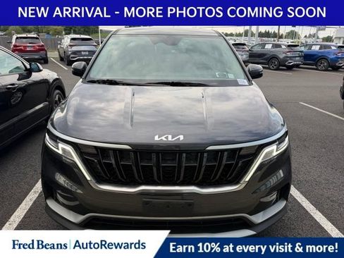 Used 2024 Kia Carnival LX FWD image 2