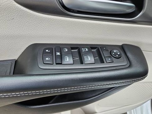 Used 2023 Chrysler Pacifica Touring-L FWD image 25