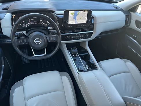Used 2025 Nissan Pathfinder SL AWD/4WD image 30