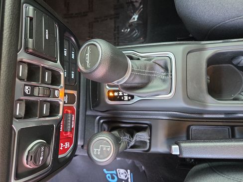 Used 2024 Jeep Gladiator Sport AWD/4WD image 7