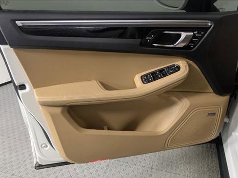 Used 2018 Porsche Macan Sport Edition w/ Driver Memory Package image 13