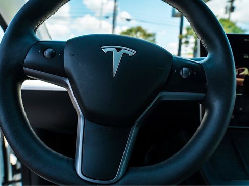 Used 2023 Tesla Model Y AWD image 15