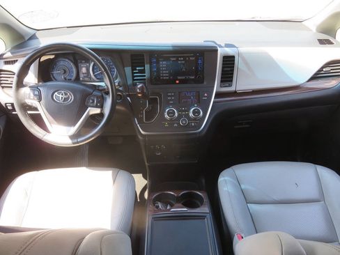 Used 2016 Toyota Sienna Limited Premium FWD image 12