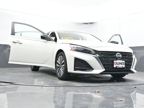 Used 2025 Nissan Altima 2.5 SV image 66