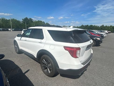 Used 2022 Ford Explorer XLT w/ Equipment Group 202A AWD/4WD image 4