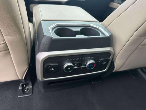 Used 2024 Ford Expedition Limited image 11
