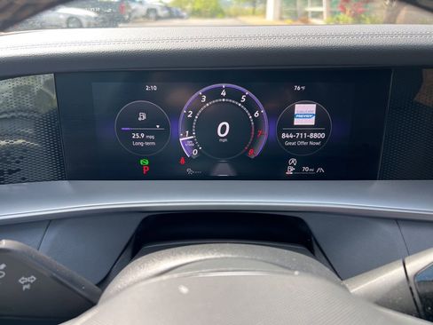 Used 2025 Volkswagen Tiguan SE image 16