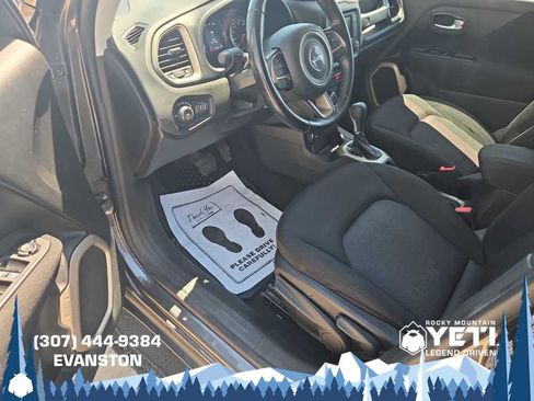 Used 2017 Jeep Renegade Latitude w/ Cold Weather Group AWD/4WD image 17