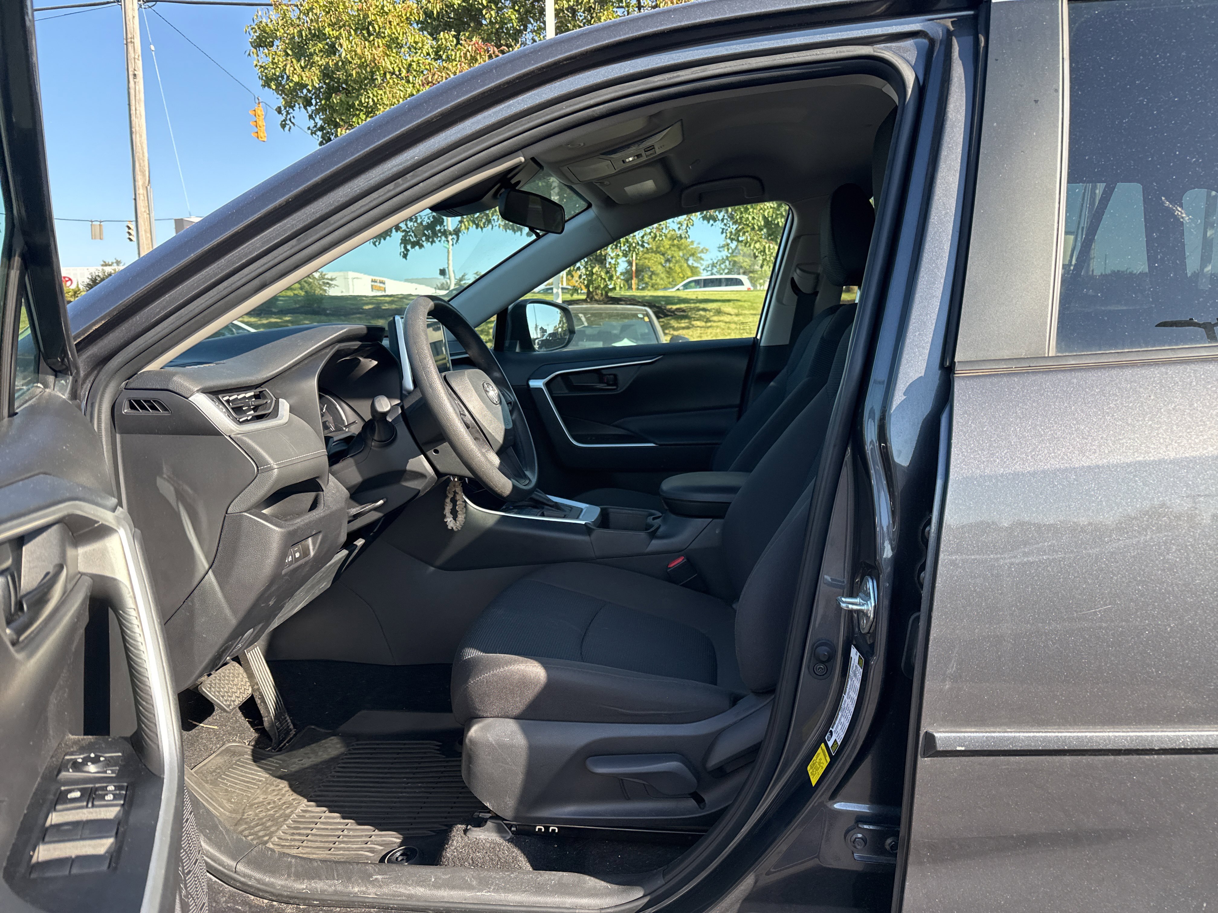 Used 2023 Toyota RAV4 LE AWD/4WD image 4