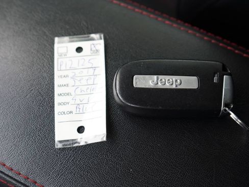 Used 2019 Jeep Cherokee Trailhawk AWD/4WD image 35