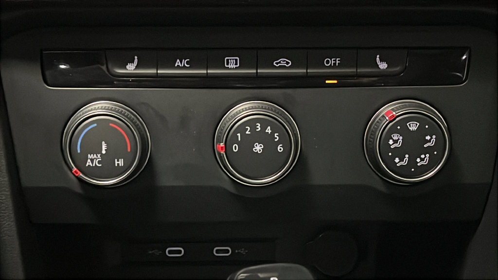 Used 2022 Volkswagen Taos SE w/ Panoramic Sunroof Package FWD image 18