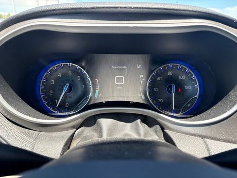 Used 2023 Chrysler Pacifica Touring-L AWD/4WD image 20