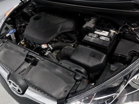 Used 2017 Hyundai Veloster Value Edition image 18