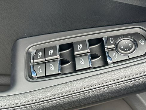 Used 2025 Porsche Macan AWD/4WD image 13