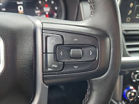 Used 2023 GMC Yukon SLT w/ SLT Premium Package image 16