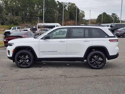 New 2025 Jeep Grand Cherokee Altitude image 12