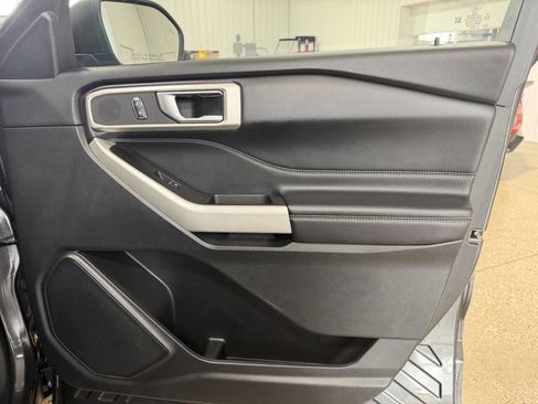 Used 2020 Ford Explorer XLT w/ Equipment Group 202A AWD/4WD image 38