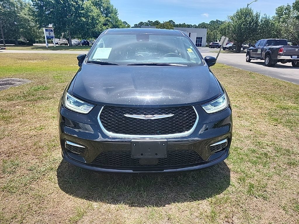 Used 2024 Chrysler Pacifica Limited FWD image 2