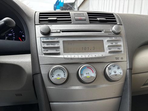 Used 2011 Toyota Camry LE image 28