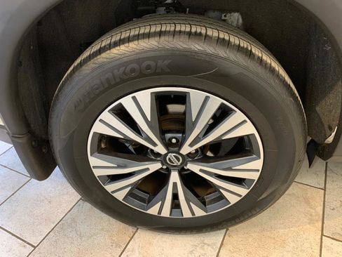 Used 2021 Nissan Rogue SV w/ Premium Package image 11