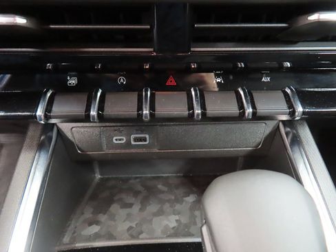 Used 2025 GMC Canyon Elevation image 43