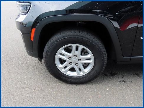 Used 2023 Jeep Grand Cherokee Laredo AWD/4WD image 4