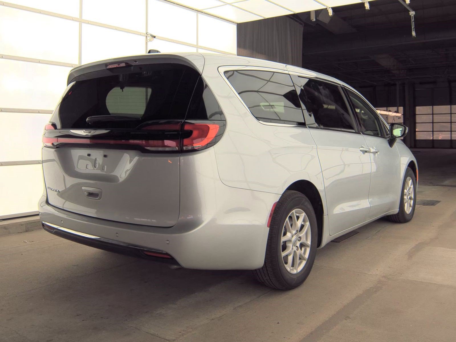 Used 2024 Chrysler Pacifica Touring-L FWD image 4