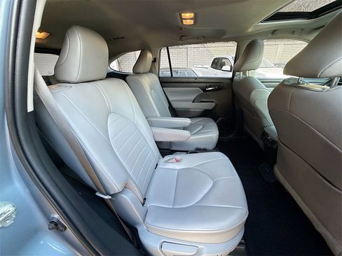 Used 2020 Toyota Highlander XLE image 32