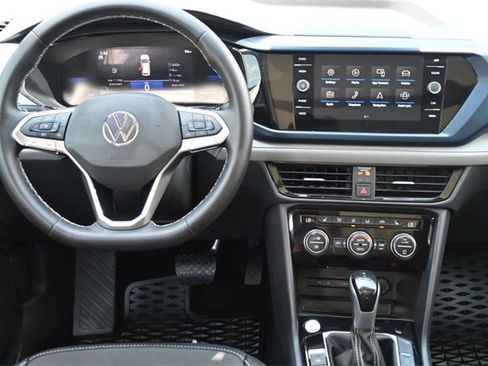 Certified 2024 Volkswagen Taos SE image 9