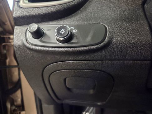 Used 2018 Chevrolet Trax LT w/ Sun & Sound Package image 28