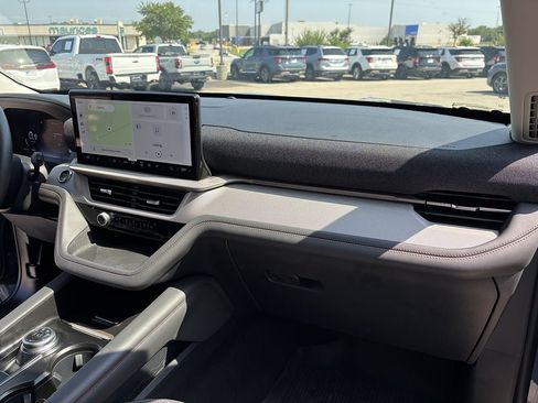 Used 2025 Ford Explorer Active w/ Active Comfort Package AWD/4WD image 17
